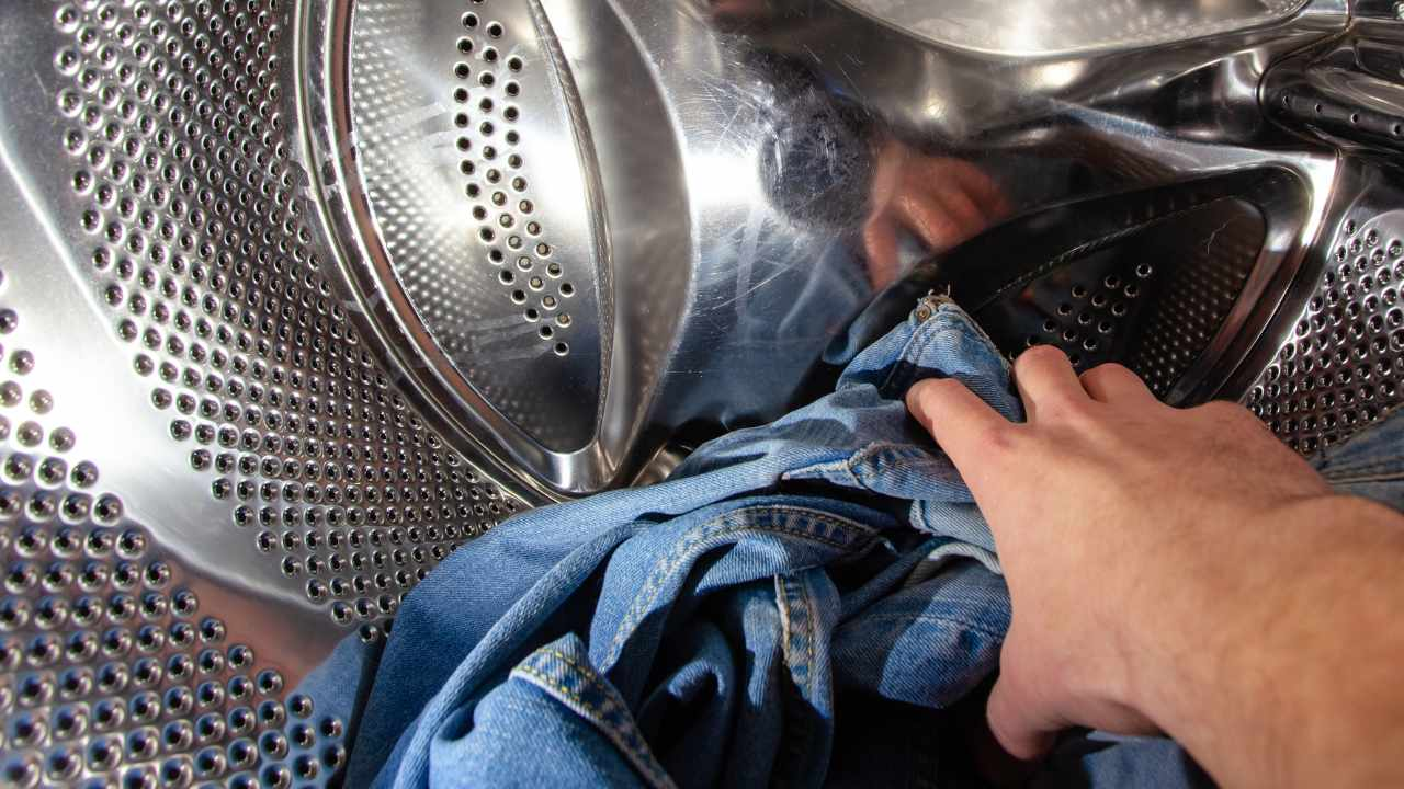 El truco infalible para quitar las manchas de los jeans y dejarlos como antes