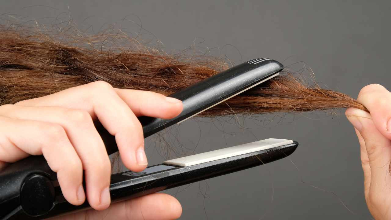 Debes limpiar tu plancha de pelo: esta es la forma correcta
