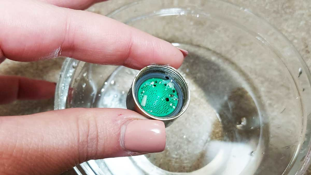 Cómo eliminar la cal de los filtros del grifo
