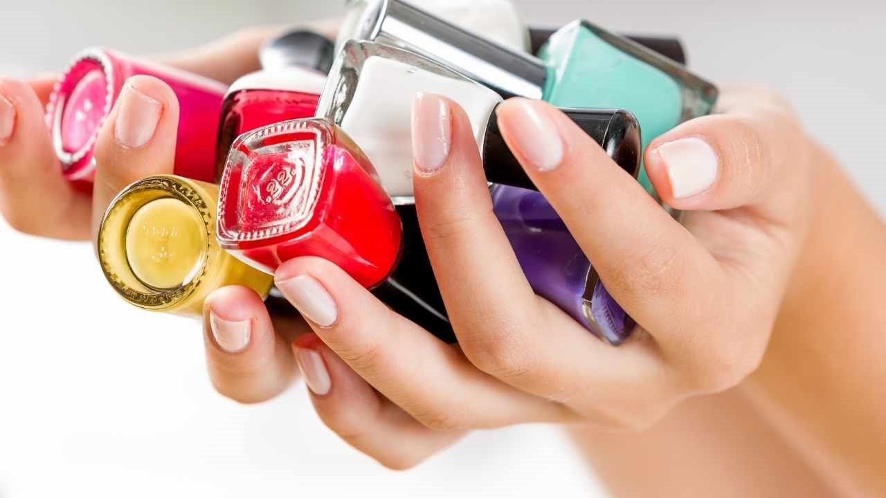 ¿Sabes dónde se tira el esmalte de uñas? Descubre si lo estás haciendo bien