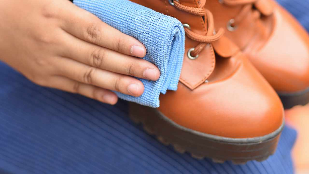 Cómo usar aceite de coco para lustrar zapatos de cuero