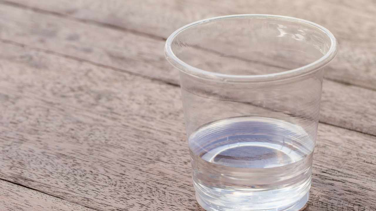 Toma solo un vaso de vinagre y soluciona todos estos problemas en casa