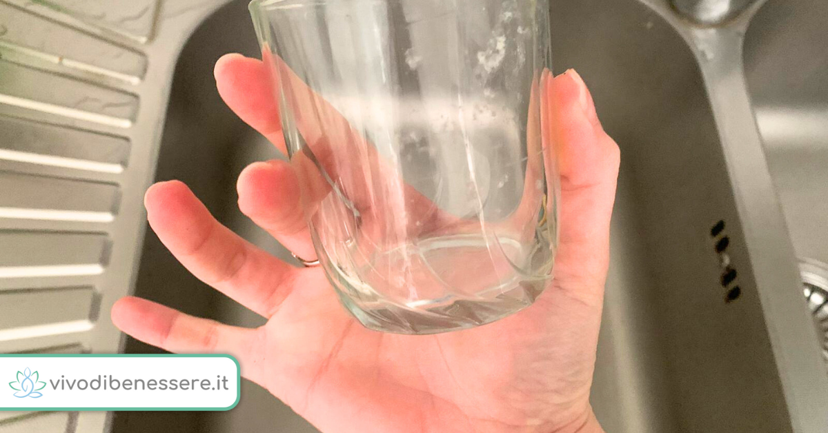 Cómo lavar vasos a mano y quitar rayas y manchas de agua