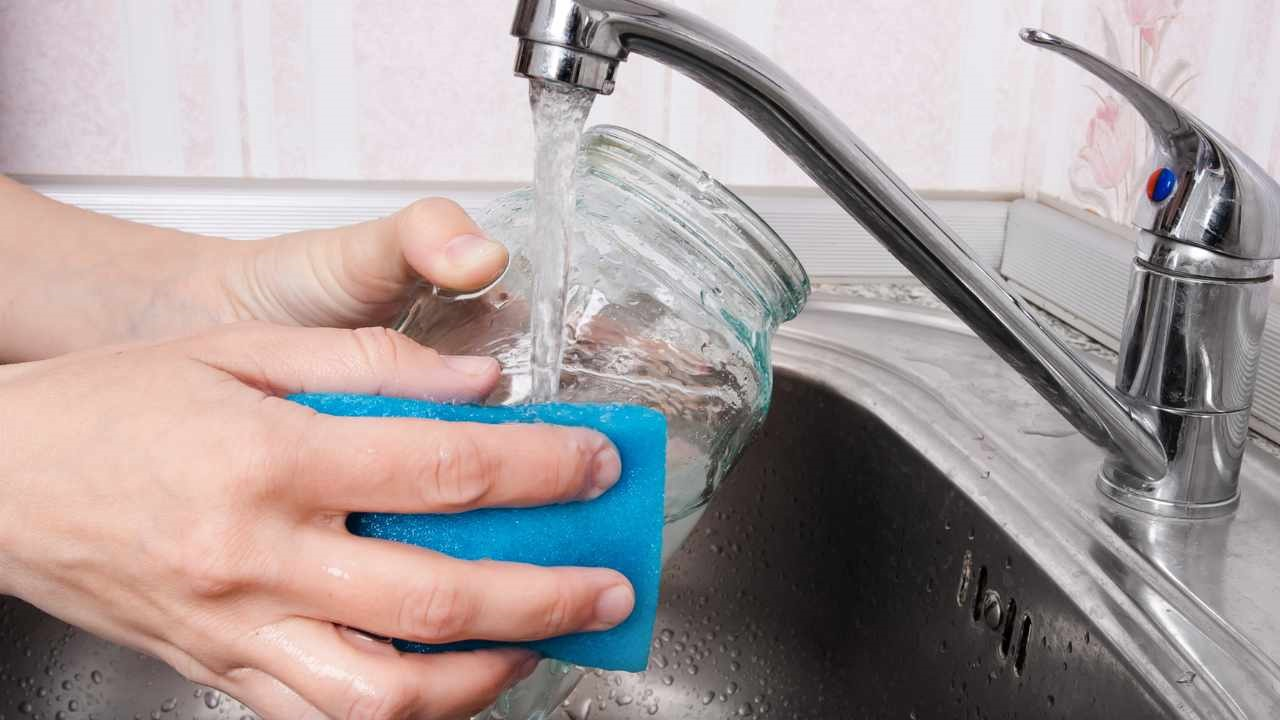 Cómo quitar el pegamento de pegatinas de vidrio y plástico: con estos trucos será muy sencillo