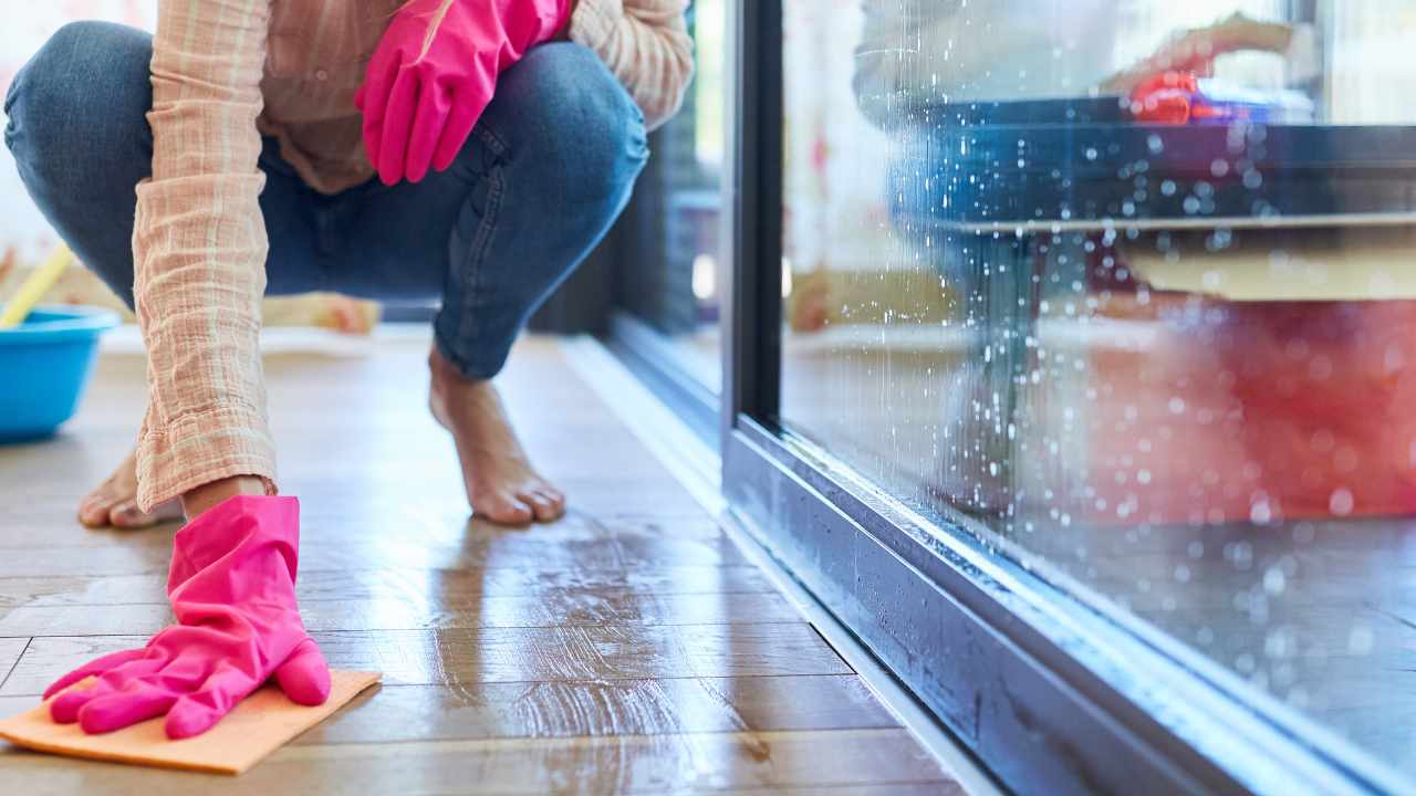 Limpia el parquet, deja los productos químicos en paz: haz esto y todos tus problemas quedarán solucionados