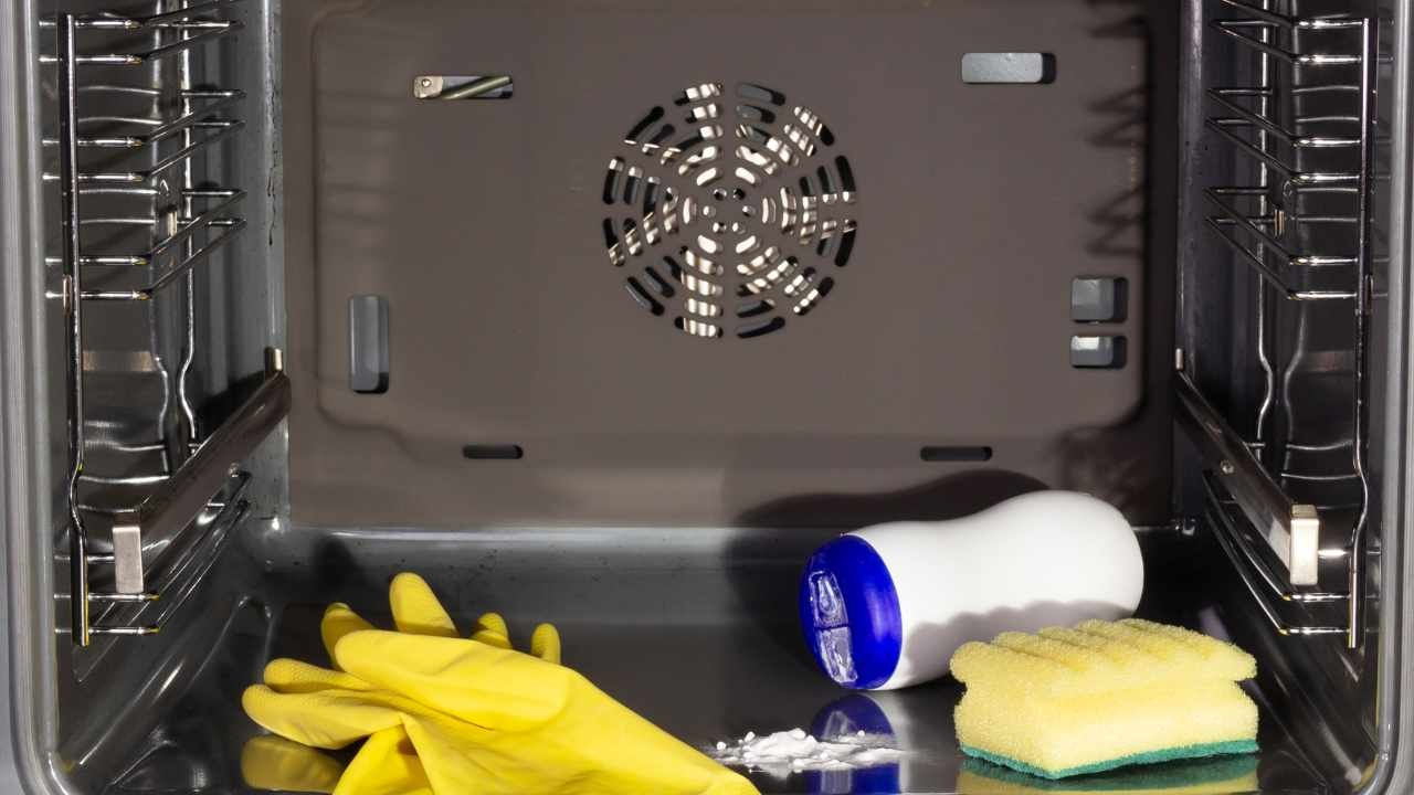 Pruebe estos sencillos remedios para tener un horno limpio y sin olores