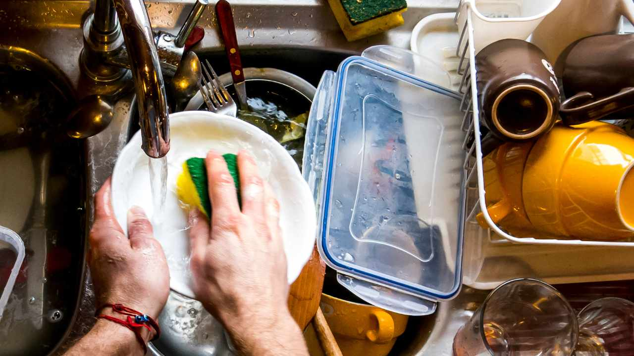 Lavar los platos a mano o en el lavavajillas: cómo se consume más agua