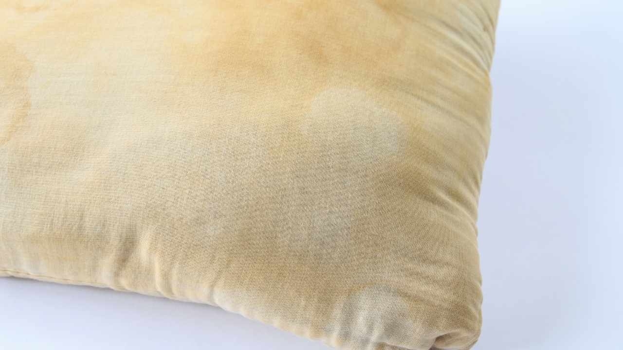 ¿Has manchado tus almohadas de sudor y se han puesto amarillas? Arréglalo así, volverán muy limpios.