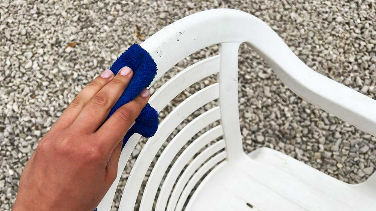 ¿Cómo limpiar sillas de jardín de plástico blanco?