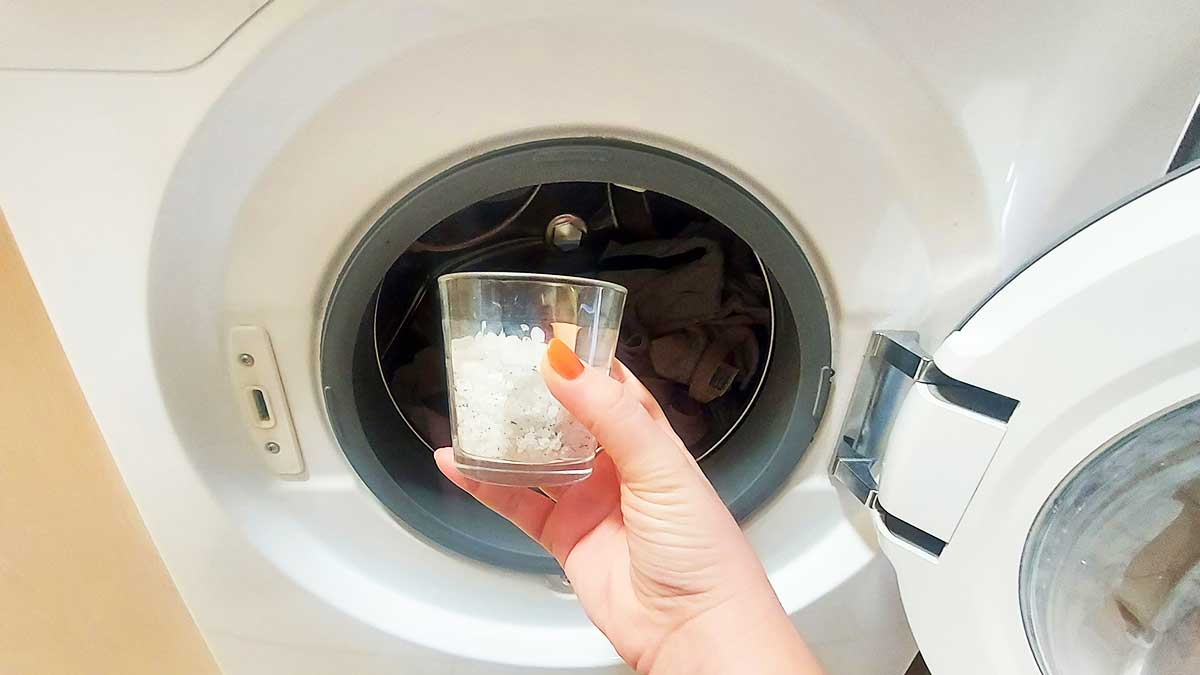 ¿Cómo utilizar una taza de sal en la lavadora para que quede como nueva?