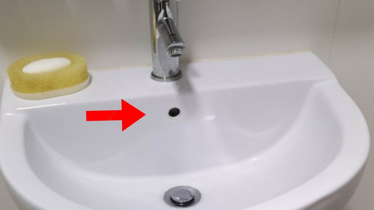 ¿Sabes para qué sirve realmente el agujero del fregadero? Está ahí por una razón muy específica.