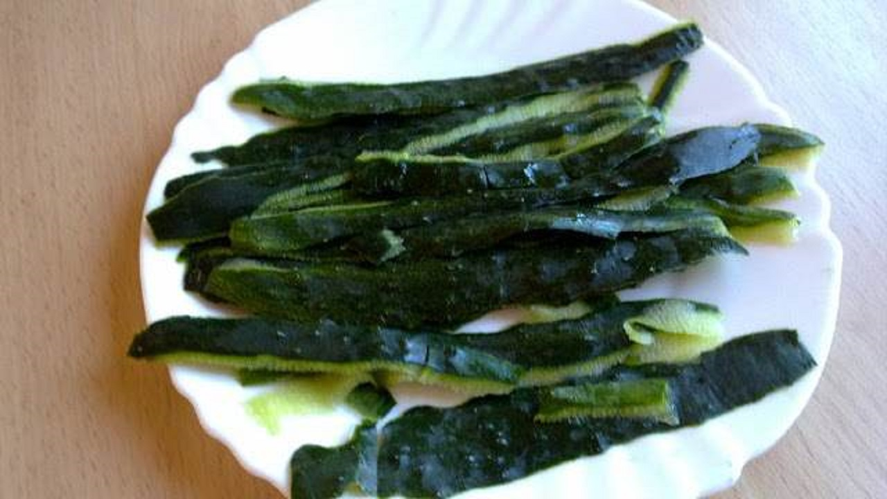 ¿Por qué mucha gente pone cáscaras de pepino en la barandilla del balcón? La respuesta que no esperas