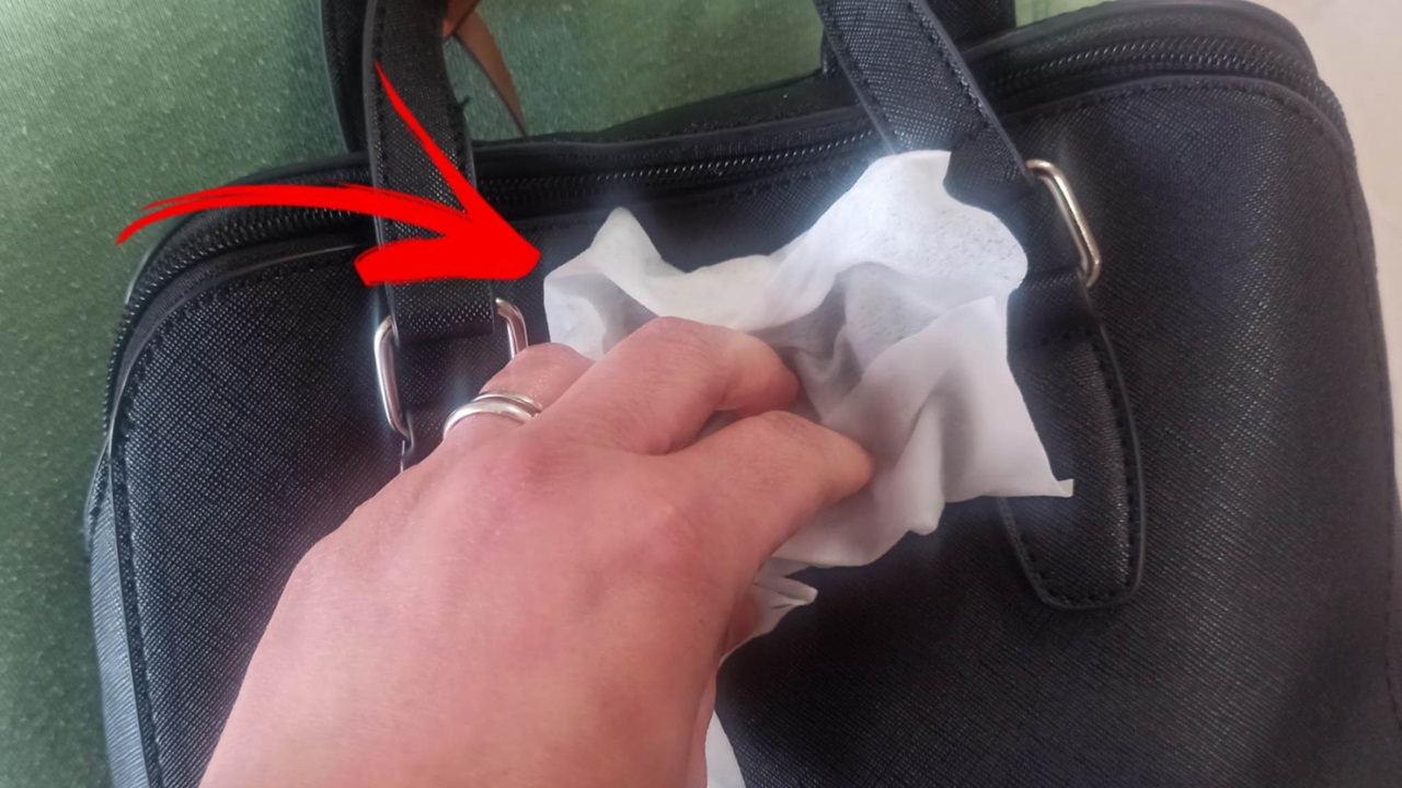 8 trucos para limpiar tus bolsos y dejarlos como nuevos
