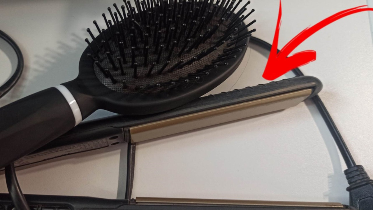5 trucos para limpiar cepillos, peines, planchas y secadores de pelo