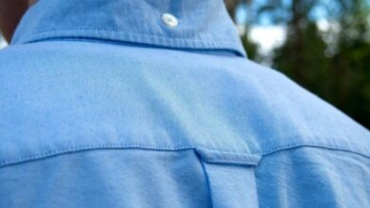 ¿Sabes para qué sirve el anillo detrás de las camisetas o “looker loop”? Tiene un propósito muy específico.