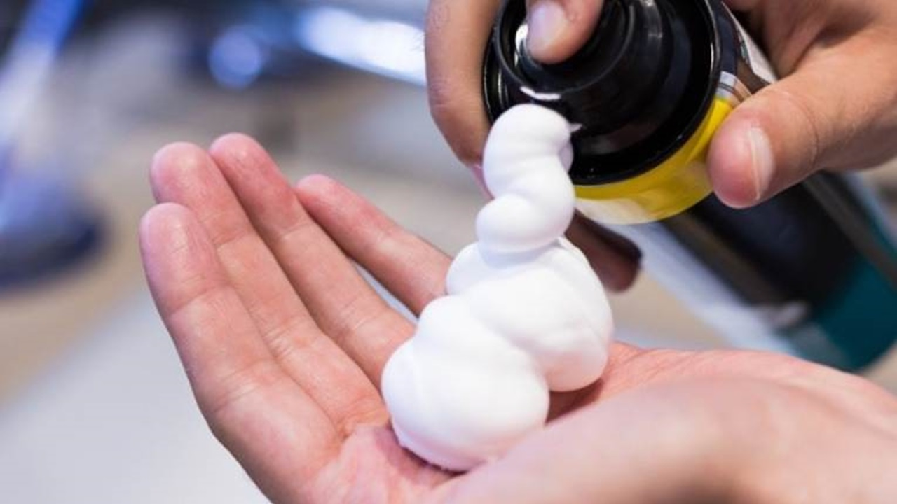 La espuma de afeitar no sirve sólo para afeitarte la cara: lo que nadie te dijo nunca