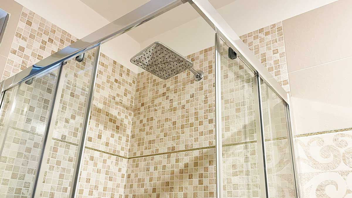 Cómo limpiar el cristal de la ducha y quitar las marcas de cal