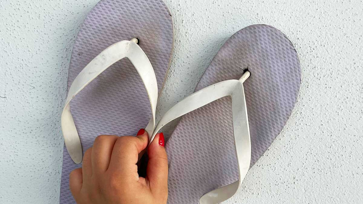 Cómo limpiar chanclas y quitar marcas negras oscuras