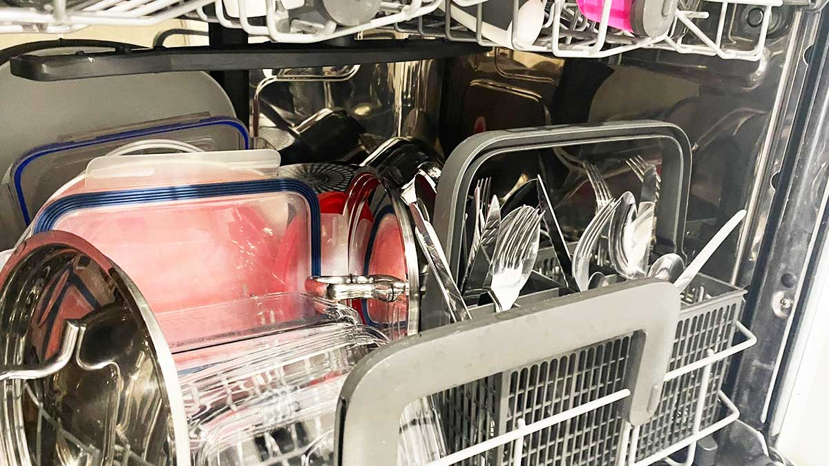 ¿Cómo quitar el olor a huevo de platos y vasos en el lavavajillas?