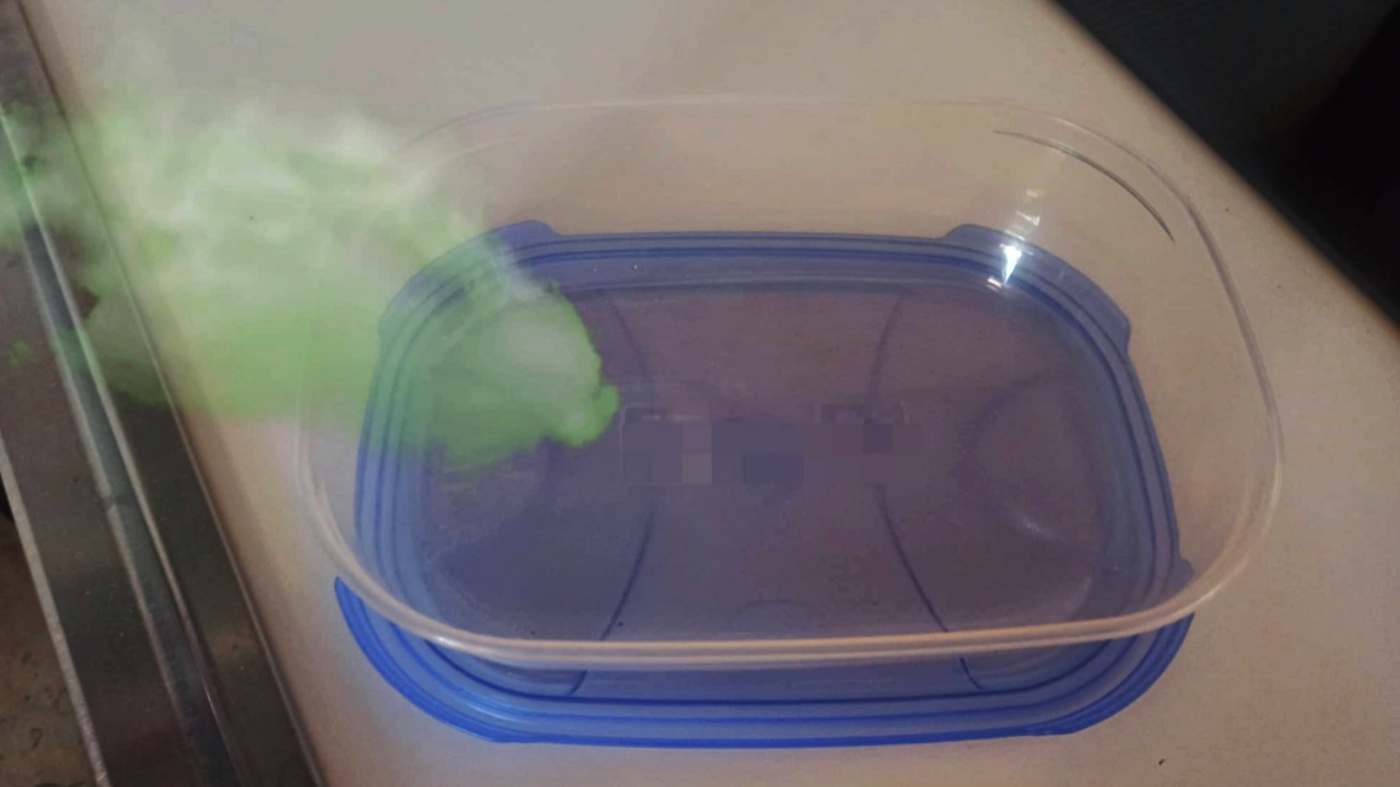 Envases de plástico: el TRUCO para eliminar los malos olores