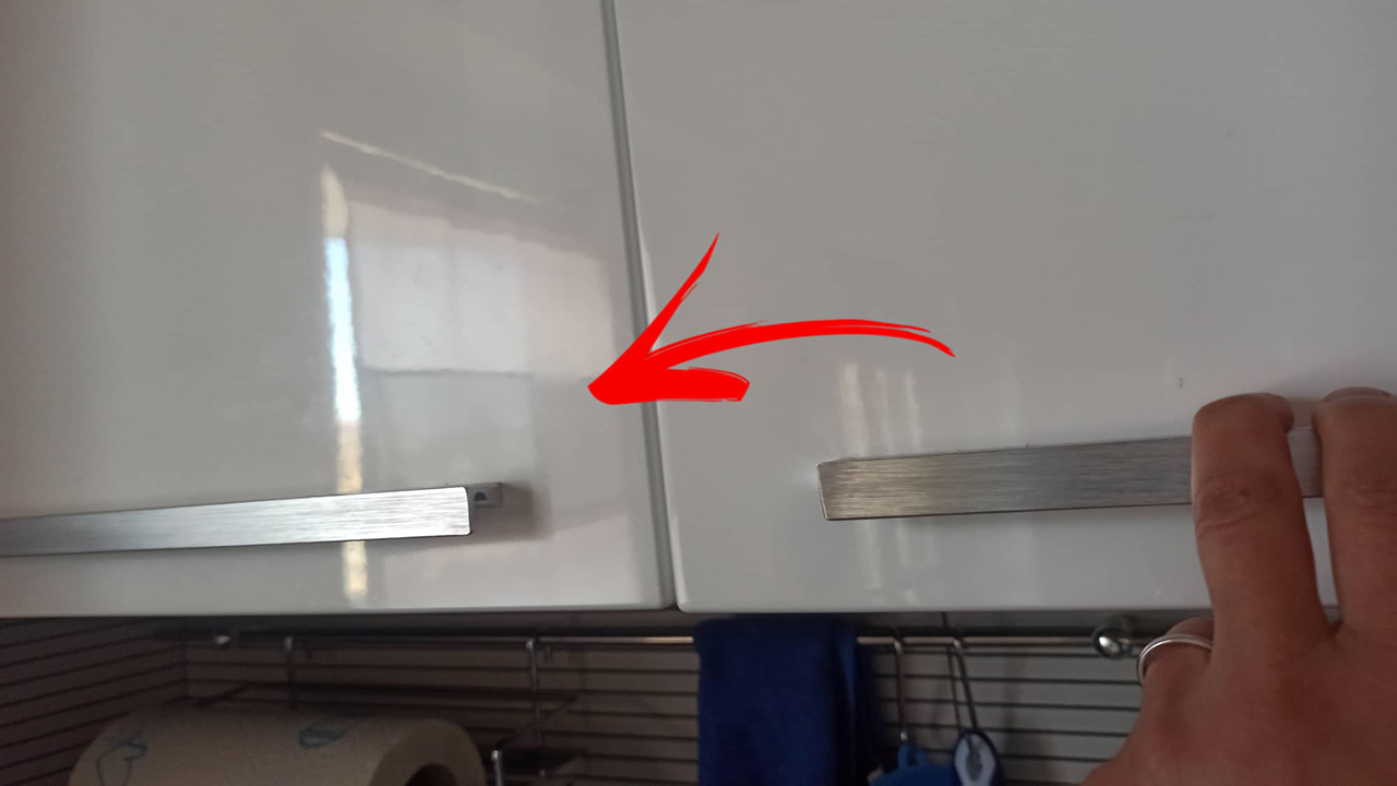 Elimina rayas y huellas dactilares de los muebles de la cocina con este método natural