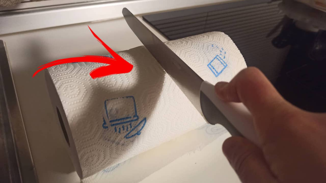 ¿Por qué cortar los rollos de papel de cocina por la mitad? El truco para una limpieza rápida