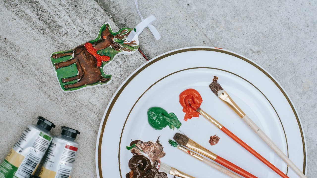 ¡Usa plastilina para crear decoraciones navideñas de bricolaje!