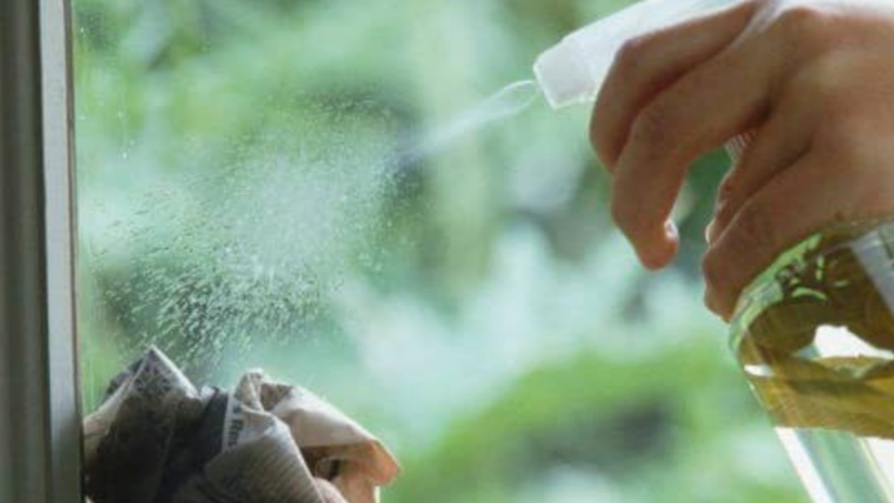 Los TRUCOS más sencillos que existen para limpiar cristales sucios: fáciles y baratos