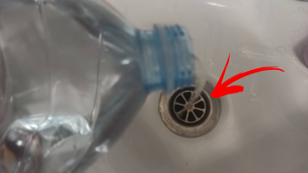 El OLOR A ALCANTARILLA del desagüe de la ducha es un PROBLEMA COMÚN, pero puedes solucionarlo con una botella