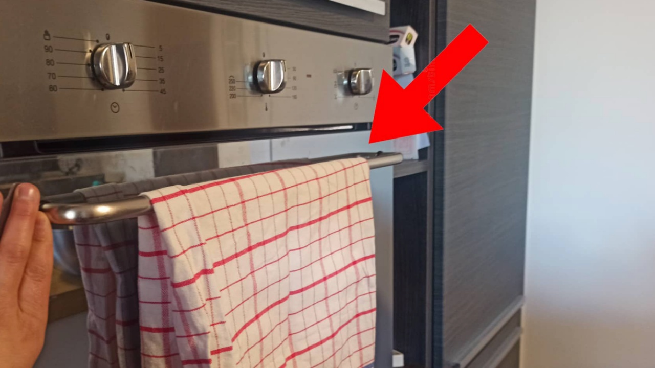 ¡No pongas el paño de cocina en el horno! El error que todos cometemos en la cocina