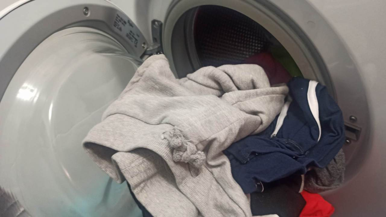 Antes de lavar la ropa, realiza este paso: evitarás sorpresas desagradables