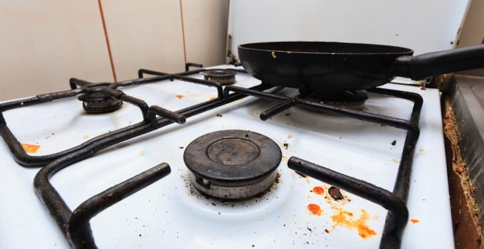 Limpiar y dejar brillar la encimera y los platos de tu cocina: 5 trucos