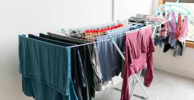 Cómo secar la ropa en casa sin que huela a humedad