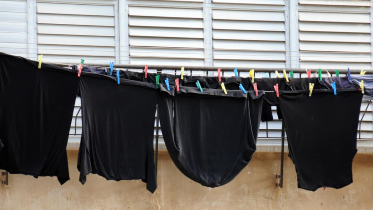 6 consejos para lavar ropa oscura para que no se descolore ni destiña, según los profesionales de la lavandería