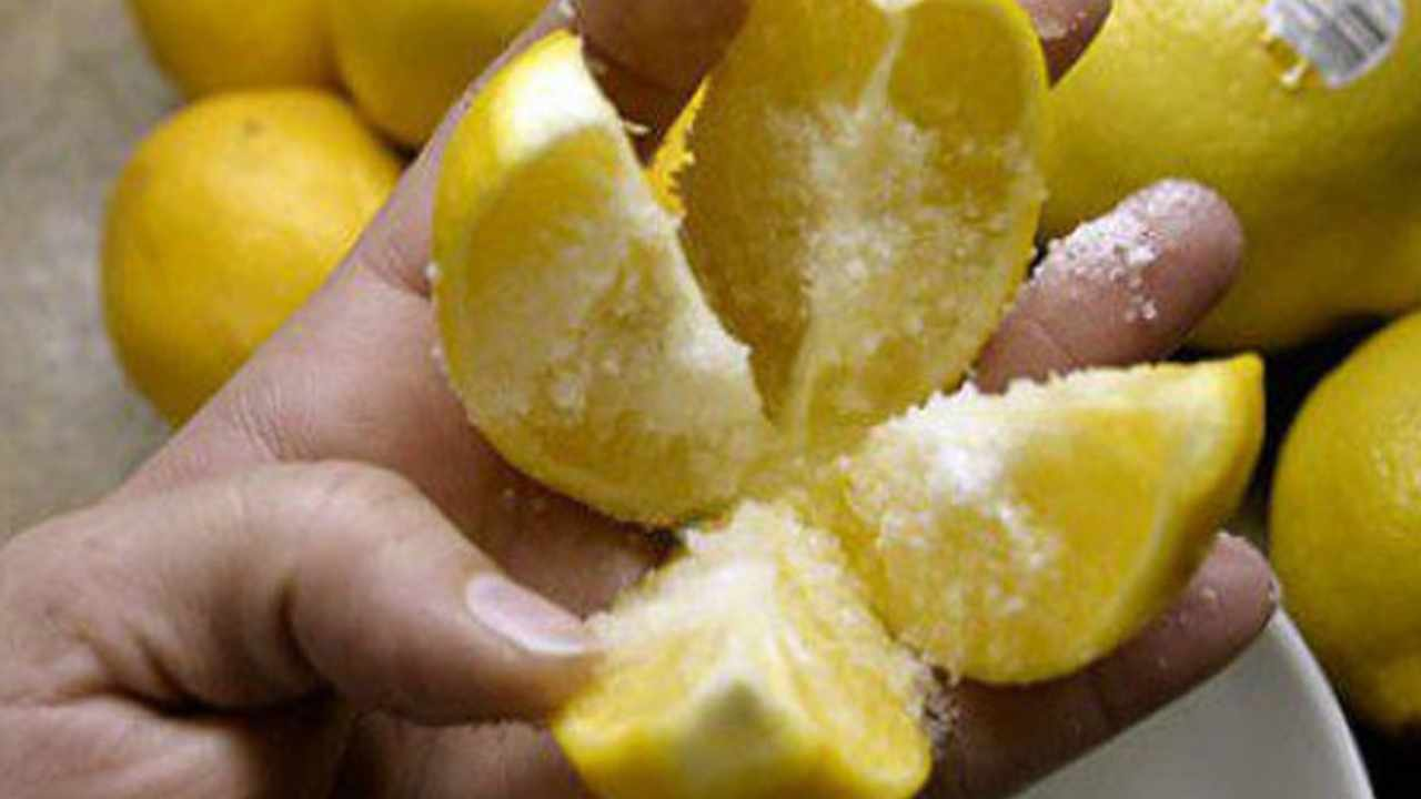 Corta un limón en 4 partes, espolvoréalo con sal y colócalo en la habitación: ¡verás los resultados!