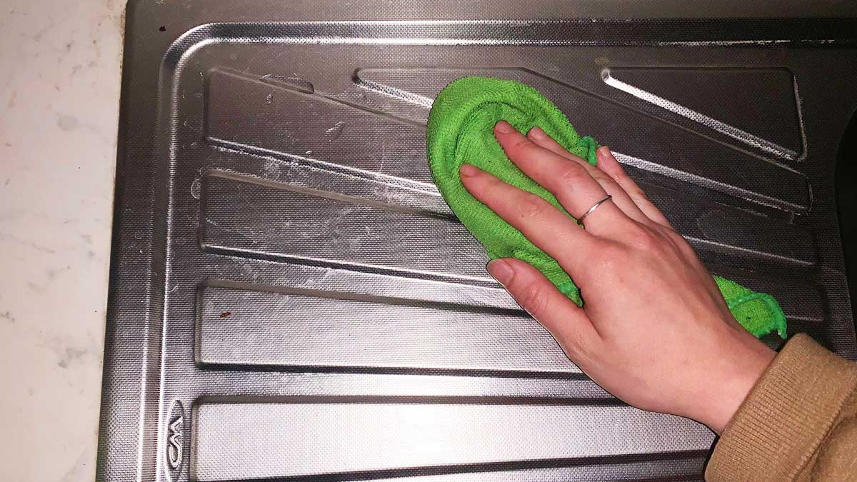 Cómo quitar las manchas blancas de agua en el fregadero