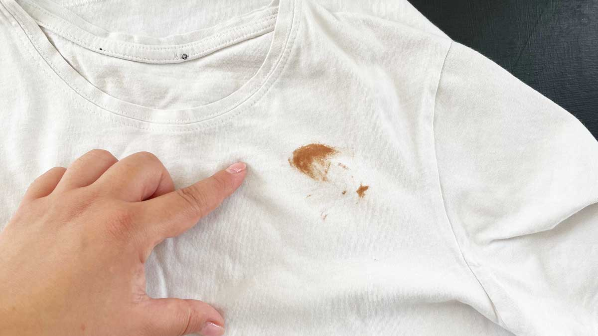 ¿Cómo quito las manchas de chocolate en manteles o ropa?