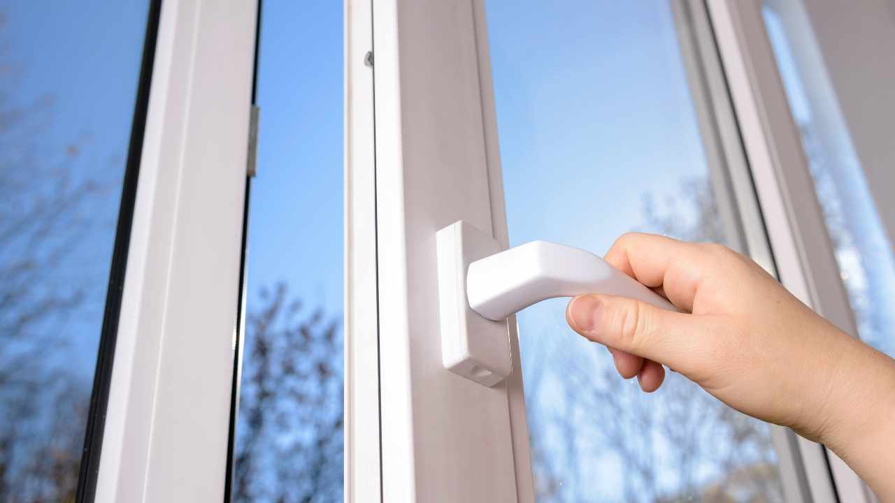 Ventilar la casa en invierno: beneficios y riesgos de hacerlo a diario según la ciencia