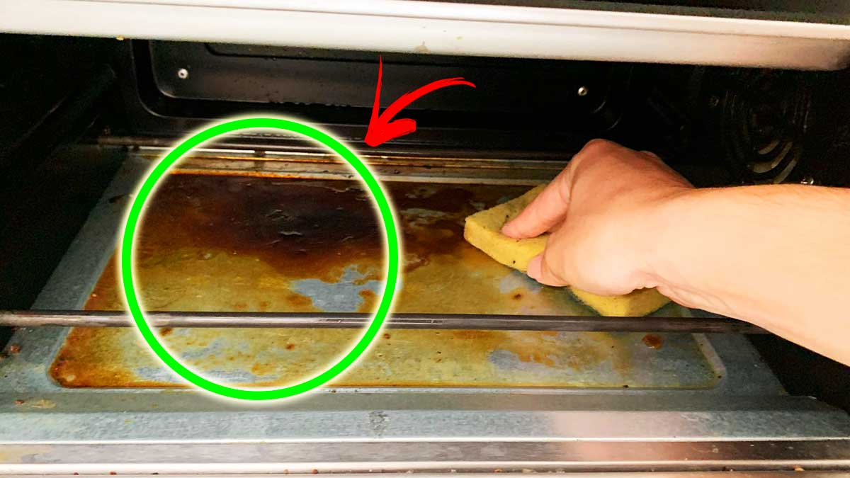 Cómo quitar el aceite quemado del horno que se pega al fondo