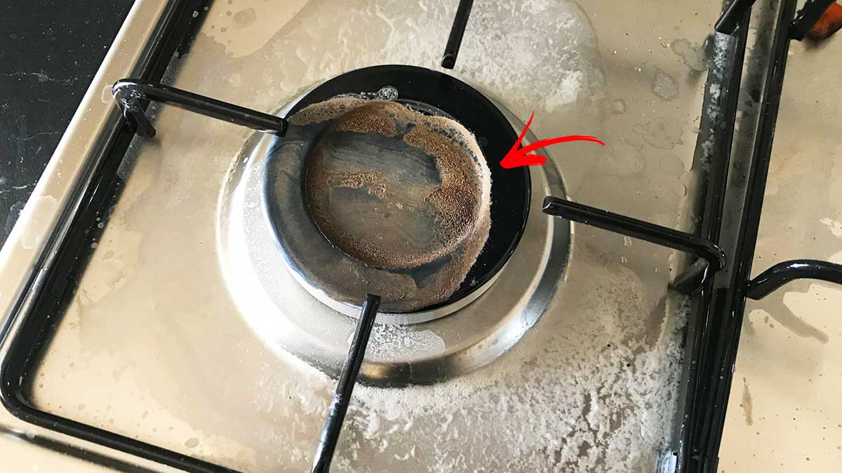 Cómo quitar el agua de cocción quemada de la estufa