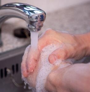 ¿Te lavas las manos con agua caliente? La razón por la que es mejor no hacerlo