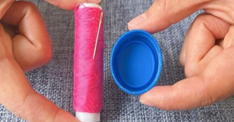 Mi abuela tiene un truco sencillo para enhebrar una aguja: sólo necesitas una tapa de botella