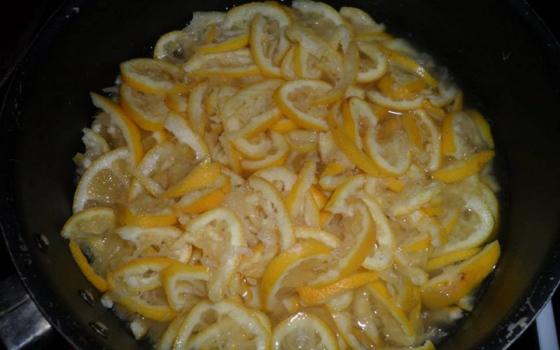 Hervir limones y beber agua después de despertarse, es un remedio que trata cualquier problema que haya en el cuerpo.