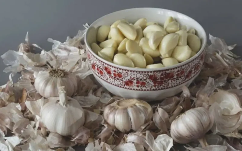 Deja de desperdiciar cáscaras de ajo: aprende a reutilizarlas inteligentemente.