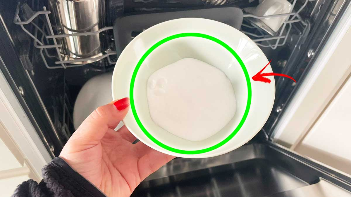 El mejor remedio en el lavavajillas es el bicarbonato y ¡aquí te explicamos cómo usarlo!