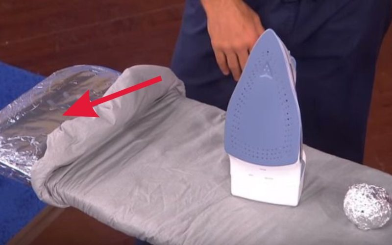 Coloca un trozo de papel de aluminio sobre tu tabla de planchar, lo que pasará con tu ropa.