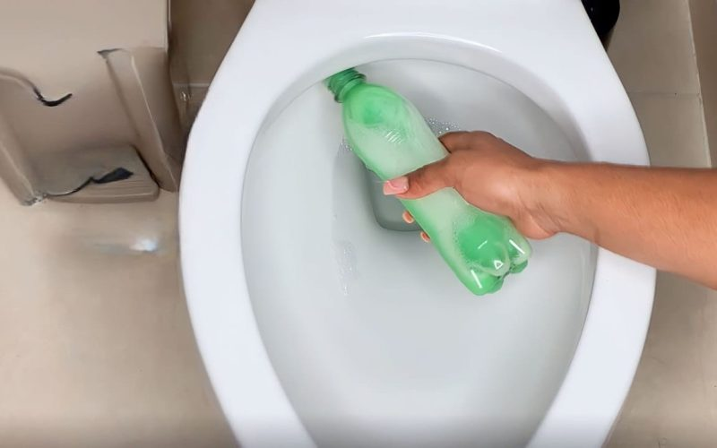 EL TRUCO DE LA BOTELLA PARA MANTENER LIMPIO TU BAÑO: IMPECABLE DURANTE UN MES