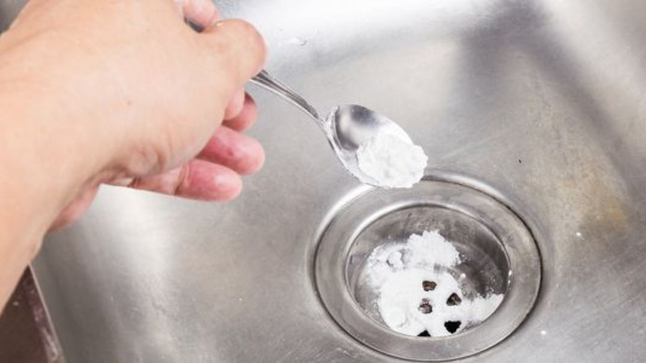 Un remedio casero sencillo para desagües obstruidos: con 3 ingredientes que todos tenemos en la cocina