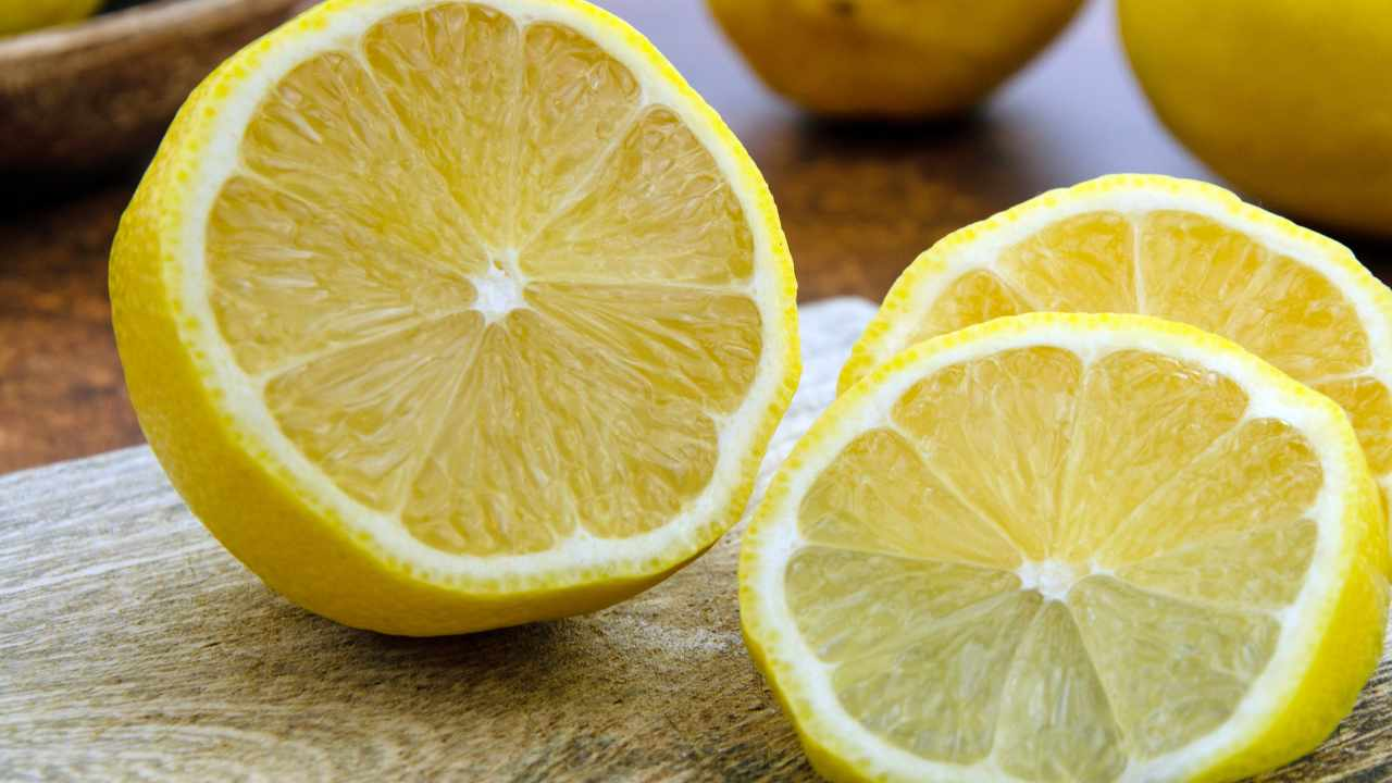 ¿Ese medio limón que queda en el frigorífico siempre se echa a perder? ¡Es porque no sabes que puedes usarlo así y resolver un problema común!