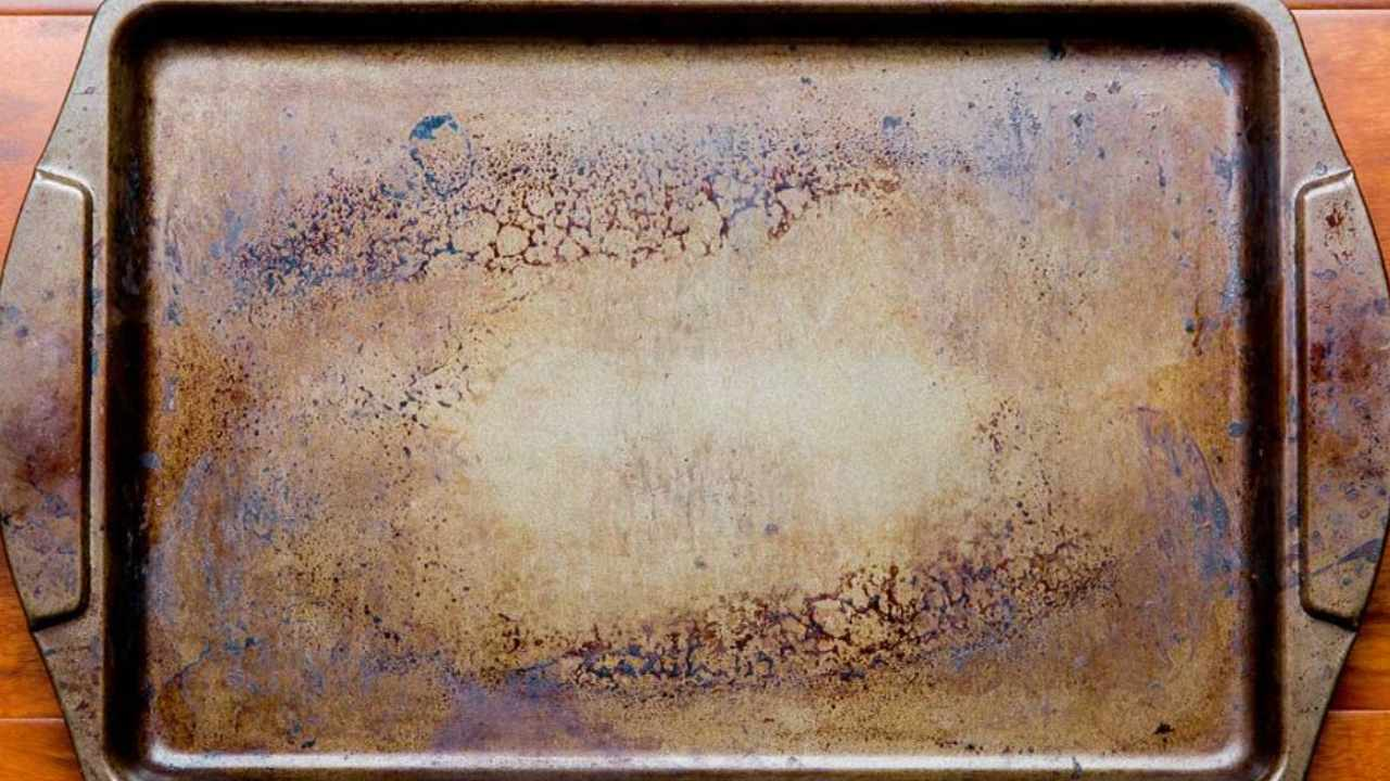 Mi abuela me enseñó este truco para limpiar la bandeja del horno sin fregar. Así es como funciona